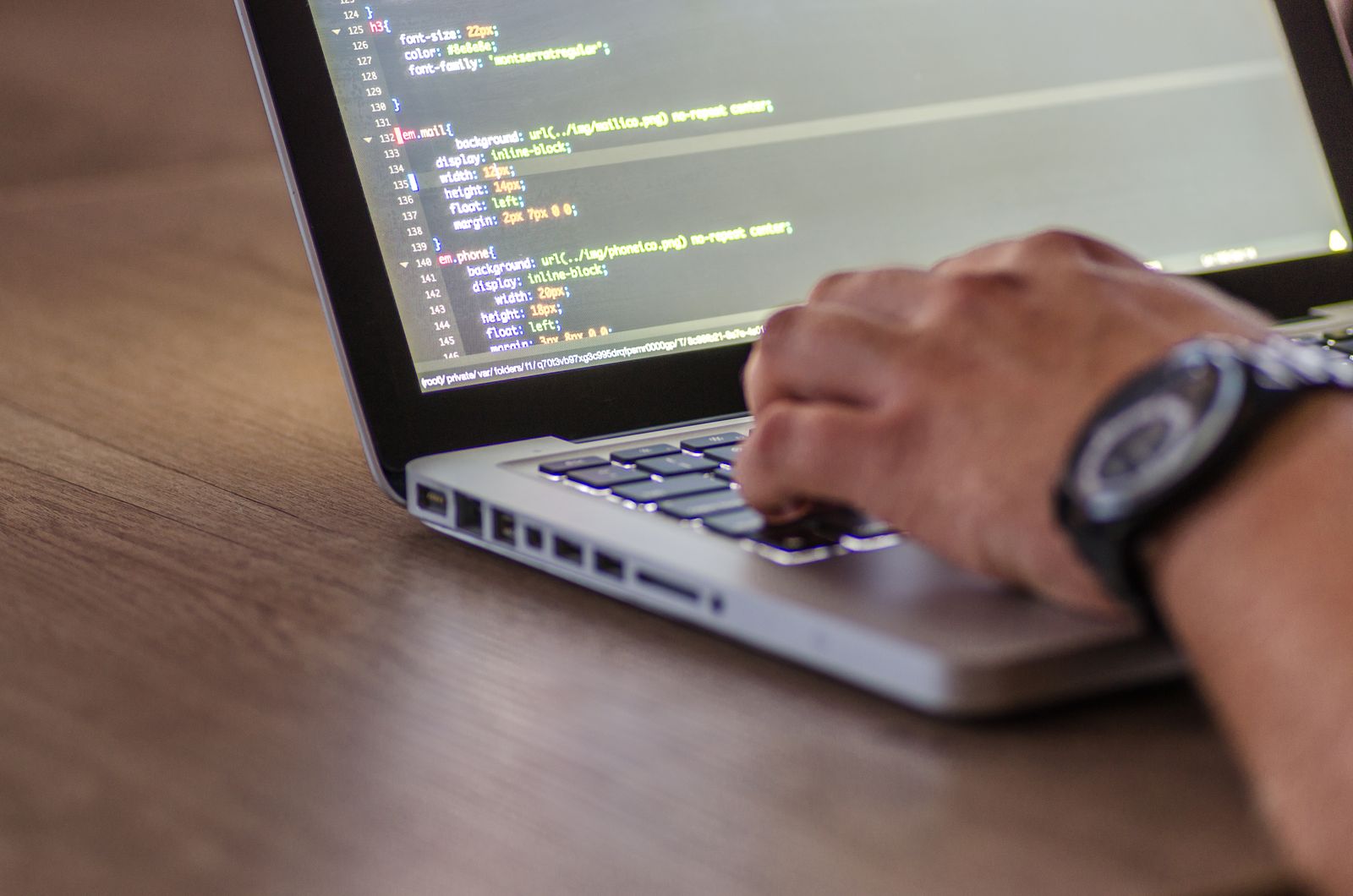 Laptop mit geöffnetem Code-Editor auf einem Schreibtisch – Webentwicklung bei Enzi Goldbeck Digital
